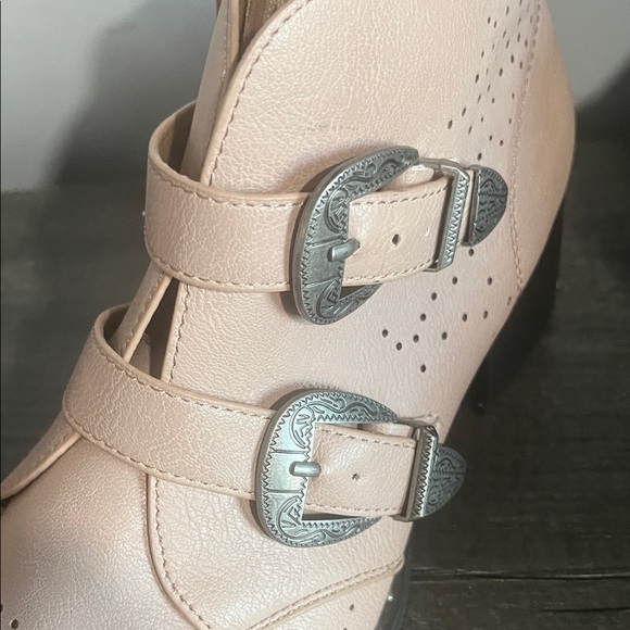 Qupid Women's Blush Ankle BootiesSize 7.5 - Picture 7 of 9